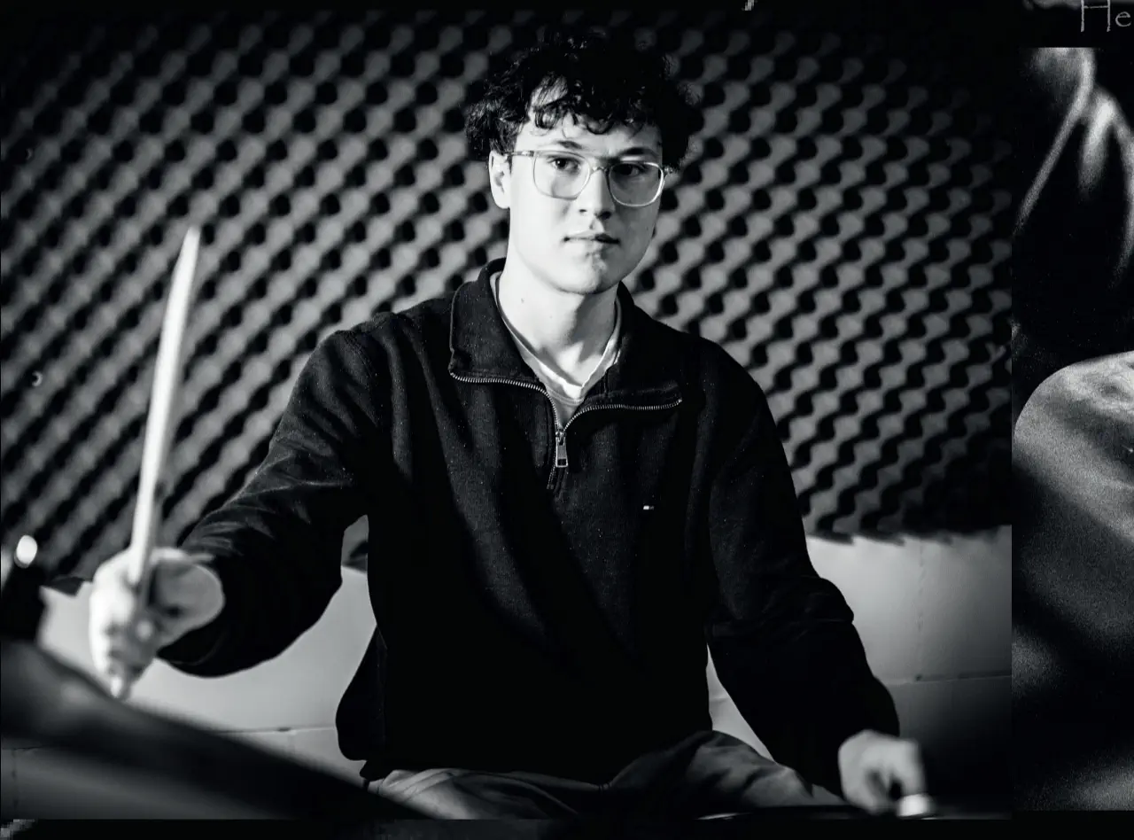 Julius Costanza, Drummer von Cluster V